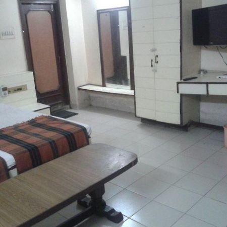 Hotel Sant Plaza Indore Eksteriør billede